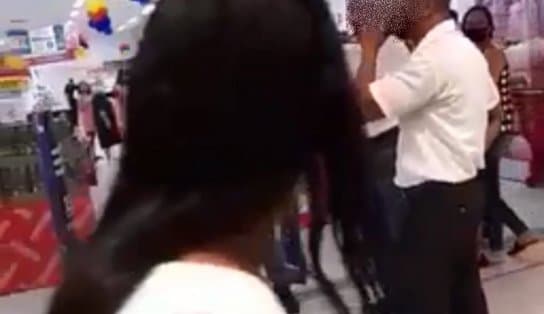 Imagem de Vídeos: negando furto, mulher baixa calça e provoca confusão em shopping de Salvador, mas câmera de segurança mostra movimento suspeito 