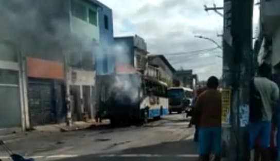 Imagem de Cidade Baixa: ônibus pega fogo próximo ao Largo dos Mares, em Salvador; veja vídeo