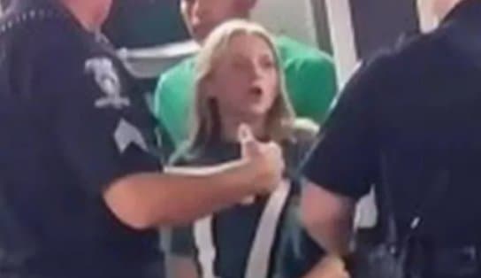 Imagem de Deu ruim! Casal é expulso de estádio após ser flagrado em suposta cena de sexo no banheiro; veja vídeo