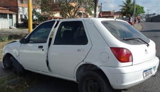 Imagem de Carro bate em sinaleira na Avenida de Canal em Feira de Santana 