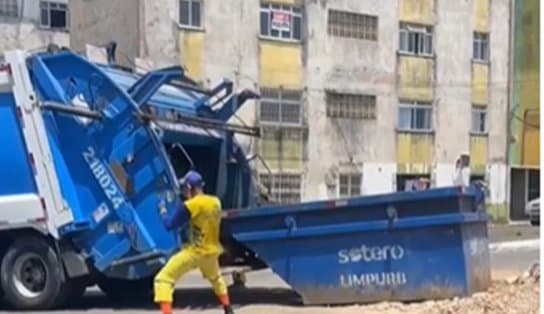 Imagem de "Tá limpeza!": gari esbanja simpatia e desenvoltura curtindo "pagodão" durante coleta de lixo em Salvador; assista