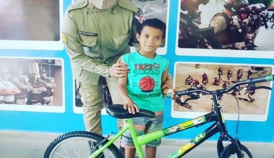 Imagem de Garoto de 7 anos que guarda carros em Jequié é presenteado com bicicleta nova