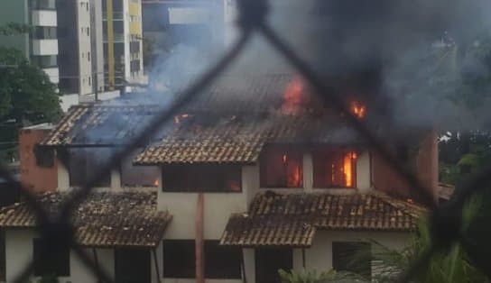 Imagem de Bombeiros combatem incêndio em residência no Jardim Armação; chamas são de grande proporção