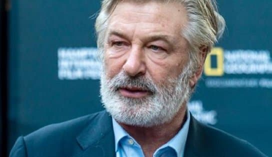 Imagem de Lamentável! Alec Baldwin mata diretora ao disparar acidentalmente arma cenográfica em gravação de filme