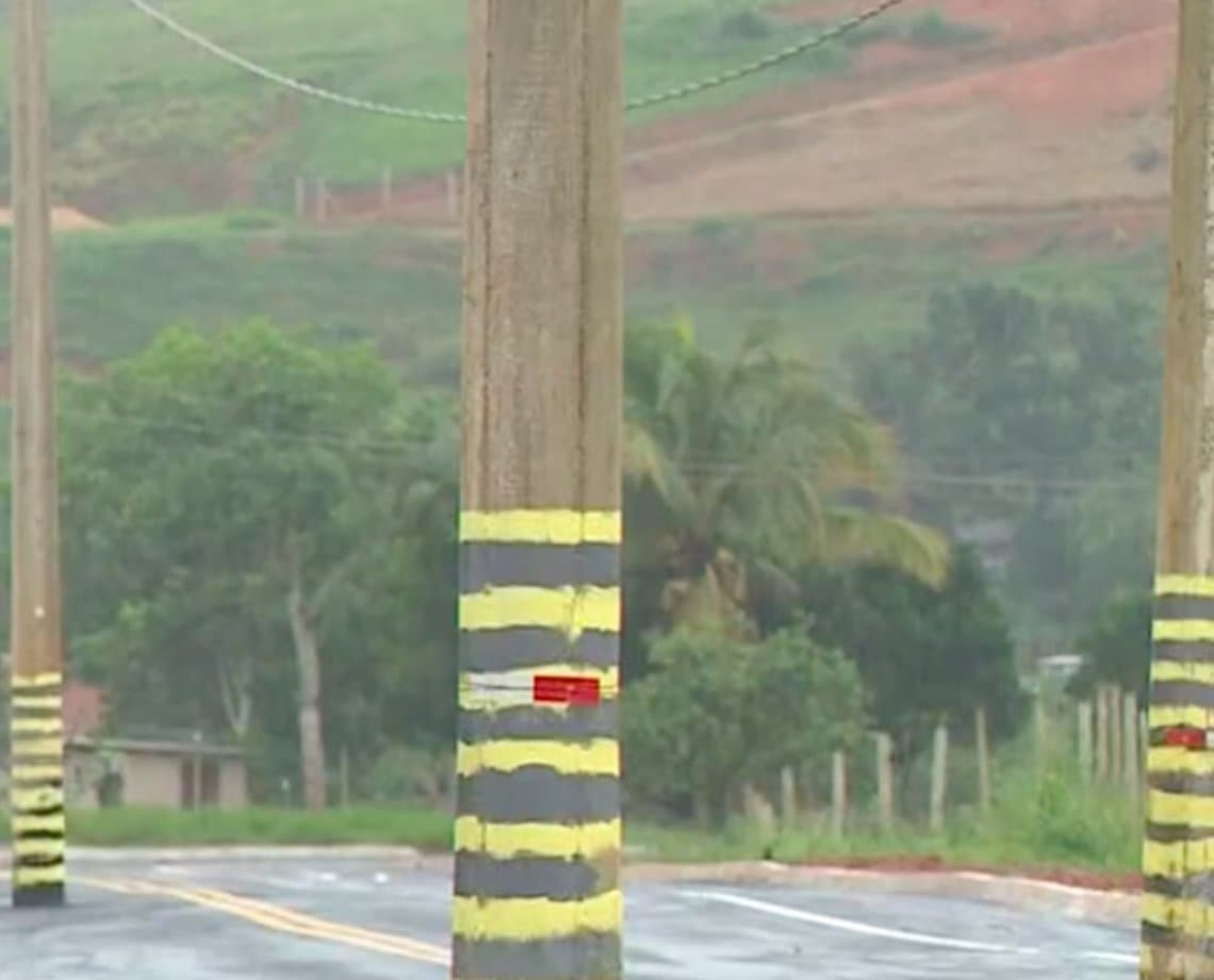 No Espírito Santo, rodovia é requalificada com direito a 'brinde': postes no meio da pista