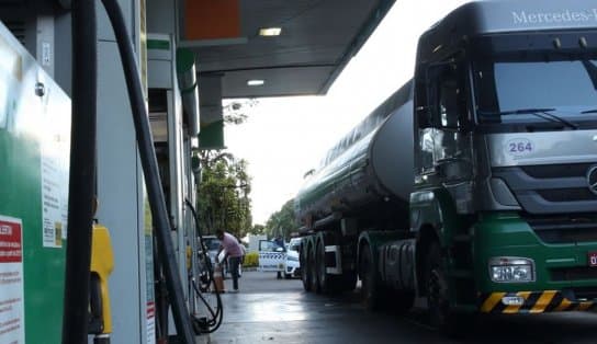 Imagem de VÍDEO: no Porto de Salvador, caminhoneiros protestam contra aumento do diesel e cobram tabela de frete