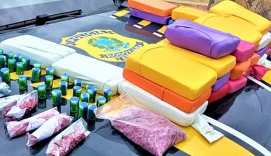 Imagem de PRF prende homem que transportava cocaína, skunk e quase 2 mil comprimidos de ecstasy dentro de ônibus, na BR 242 