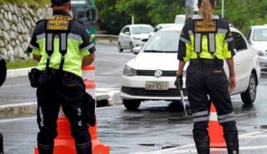 Imagem de Motorista perde controle da direção, carro capota e atinge outros veículos no Dique do Tororó; trânsito fica intenso na região