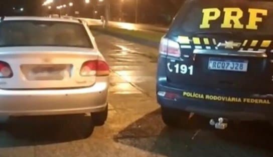 Imagem de 'Vai pra onde?': motorista tenta escapar de blitz, mas acaba preso pela PRF; homem não tinha habilitação e conduzia carro roubado