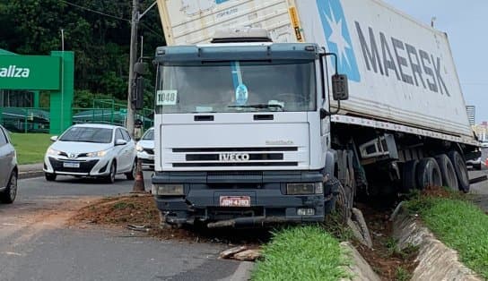 Imagem de Motorista perde controle da direção, caminhão invade canteiro na BR-324 e acesso à Avenida Luís Eduardo Magalhães fica complicado