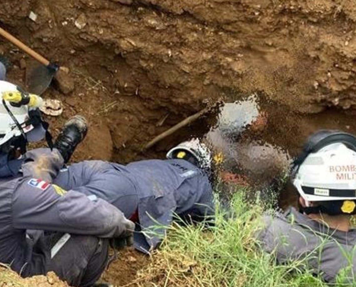 Susto! Bombeiros resgatam trabalhador que ficou parcialmente soterrado durante instalação de manilhas, no interior da Bahia