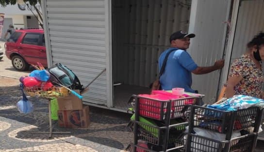 Imagem de Comerciantes do Jorro têm barraquinhas derrubadas pela Prefeitura e se revoltam ; "é como se você perdesse o seu emprego de 31 anos em 72h"