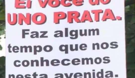 Imagem de Mulher espalha cartazes procurando homem que lhe "roubou" beijo há 10 anos: "ei, você do Uno prata, por onde anda?"