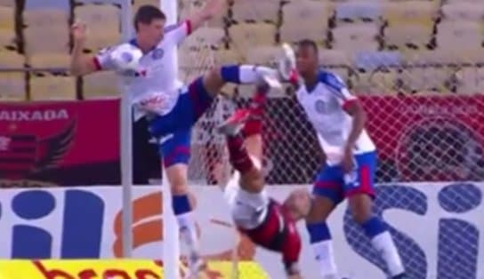 Imagem de "Querem rebaixar o Bahia?", questiona Bellintani após pênalti polêmico em jogo contra o Flamengo; goleiro diz que "foi ridículo"