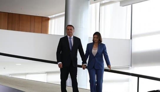 Imagem de Na frente de autoridades e ao vivo, Bolsonaro insinua sexo matinal com Michelle; "bom dia muito especial" 