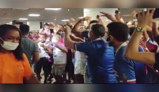 Imagem de Fogo no parquinho! Torcedores do Bahia fazem protesto no aeroporto após polêmica contra o Flamengo: "CBF sem vergonha"