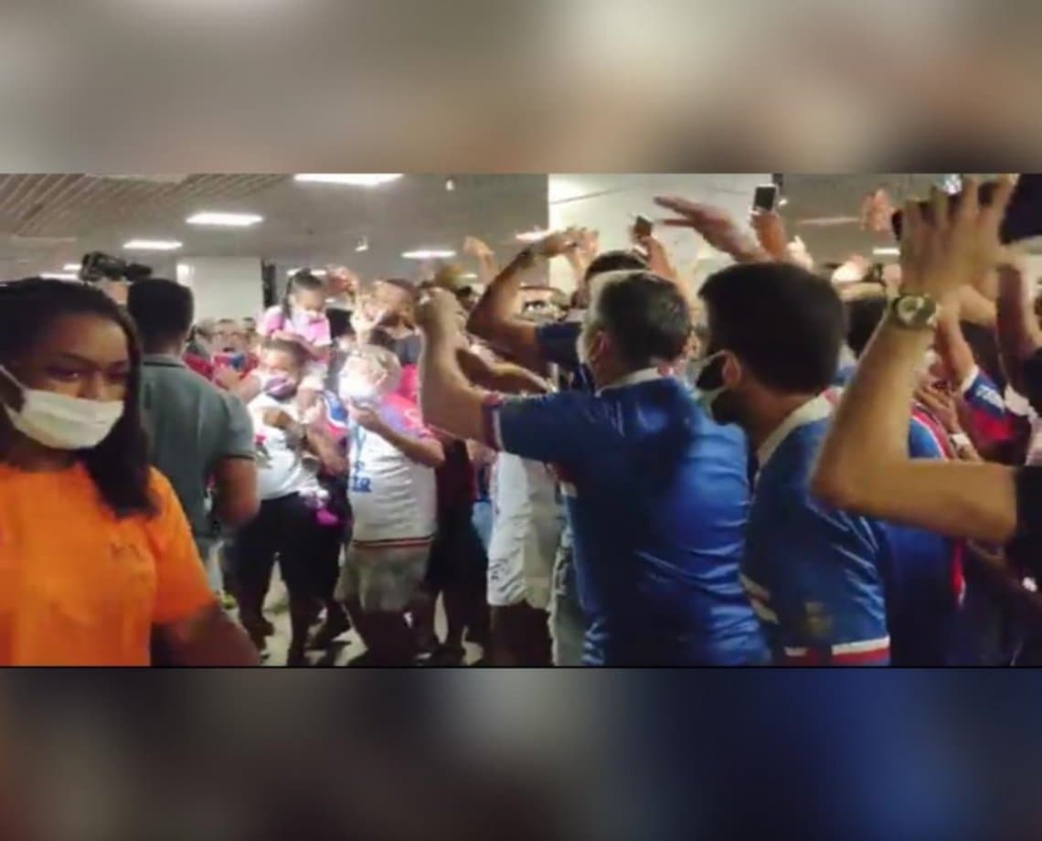 Fogo no parquinho! Torcedores do Bahia fazem protesto no aeroporto após polêmica contra o Flamengo: "CBF sem vergonha"