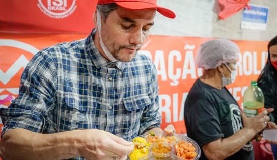 Imagem de Camarão que Wagner Moura aparece comendo em ocupação do MTST gera polêmica nas redes sociais; entenda 