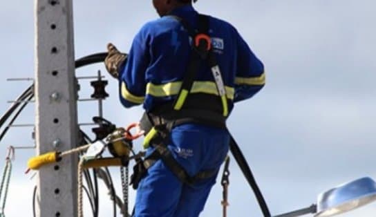 Imagem de Postes entram em curto circuito e moradores da Rua Oito de Dezembro são afetados com instabilidade na energia 