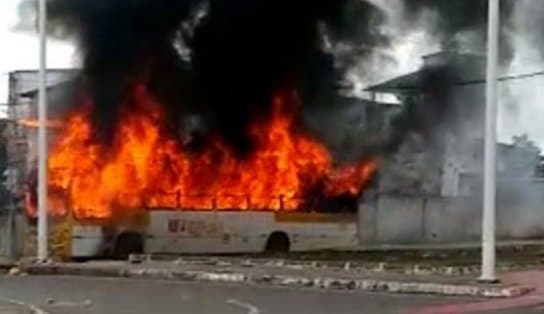 Imagem de Após um homem ser baleado na região de Periperi, protestantes ateiam fogo em um ônibus; Confira os vídeos 