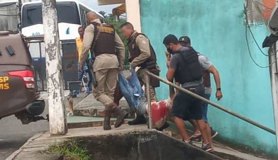 Imagem de Tiroteio em Simões Filho deixa policial baleado e dois jovens mortos; vídeo mostra agentes colocando corpos em viatura