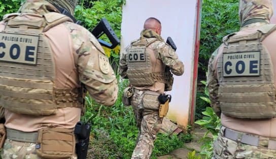 Imagem de Polícia cumpre mandados em operação contra tráfico de drogas e roubo a banco na capital baiana