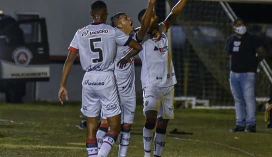 Imagem de Com tropeços de Londrina e Remo, Vitória depende apenas de si para permanecer na Série B