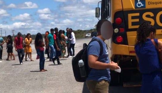 Imagem de Estudantes de Ourolândia perdem prova do Enem após ônibus da Prefeitura quebrar na estrada em direção a Jacobina 