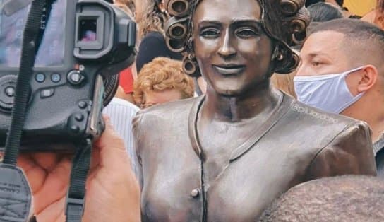 Imagem de Estátuas em homenagem a Paulo Gustavo são inauguradas em Niterói; mãe do humorista esteve no local 