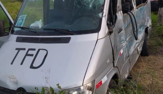 Imagem de Tragédia na estrada: três morrem e cinco ficam feridos após van com pacientes se chocar contra caminhão na Bahia; Prefeitura cancela festividades