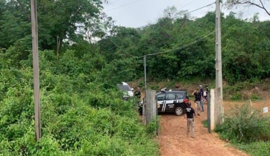 Imagem de Homem é preso após manter mulher e filhos trancados em casa que não tinha nem banheiro 