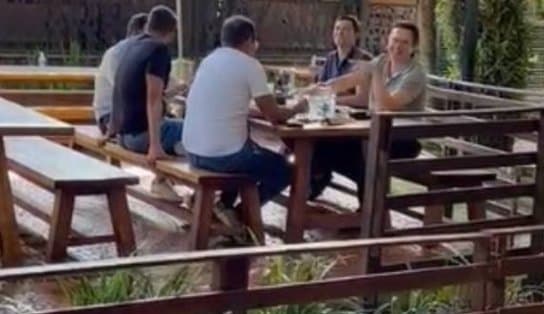 Imagem de 'Pegadinha': torcedores do Atlético-MG presenteiam com copo de chopp presidente do Cruzeiro em churrascaria; "ótimo trabalho"; veja vídeo