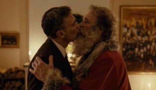 Imagem de Papai Noel gay é tema de propaganda natalina; anúncio celebra a descriminalização da homossexualidade no país; veja vídeo