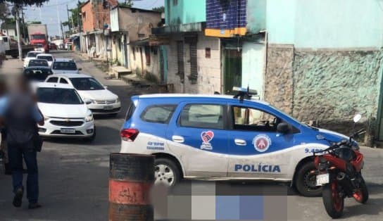 Imagem de Câmera flagra momento em que homem de 26 anos é executado a tiros em Salvador; vítima estava indo para o trabalho