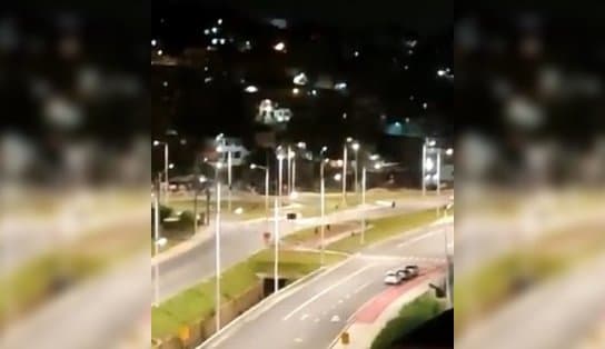 Imagem de Bandidos transformam Avenida Gal Costa em praça de guerra; assista flagrante