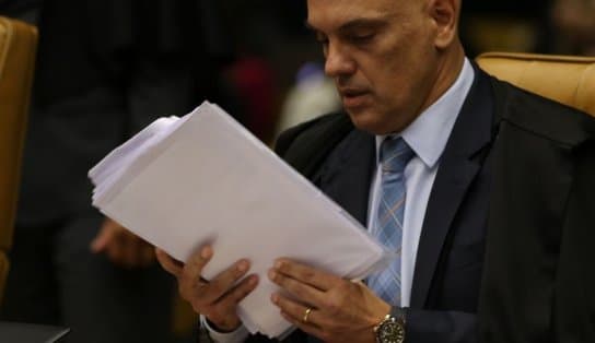 Imagem de Alexandre de Moraes abre inquérito sobre live de Bolsonaro associando vacinas e Aids