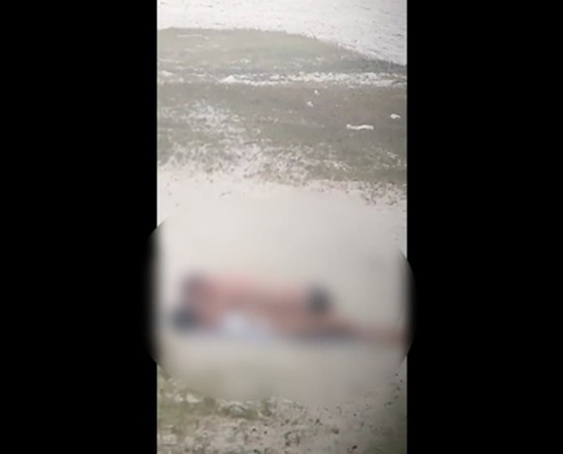 Assista: casal é filmado fazendo sexo em praia movimentada e surpreende cinegrafista; "a mulher está pelada, que doideira"