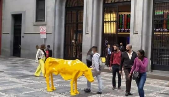 Imagem de Escultura de “vaca magra” é instalada em frente à Bolsa de Valores, no mesmo lugar onde estava “touro de ouro”