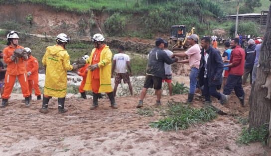 Imagem de Sem descanso: bombeiros resgatam vítimas da chuva e levam mantimentos pelo quarto dia consecutivo, no Sul da Bahia 