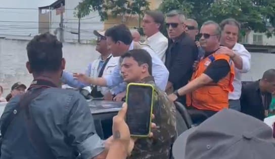 Imagem de Em visita a Itamaraju, Bolsonaro é recepcionado por apoiadores e desfila em carro aberto; veja