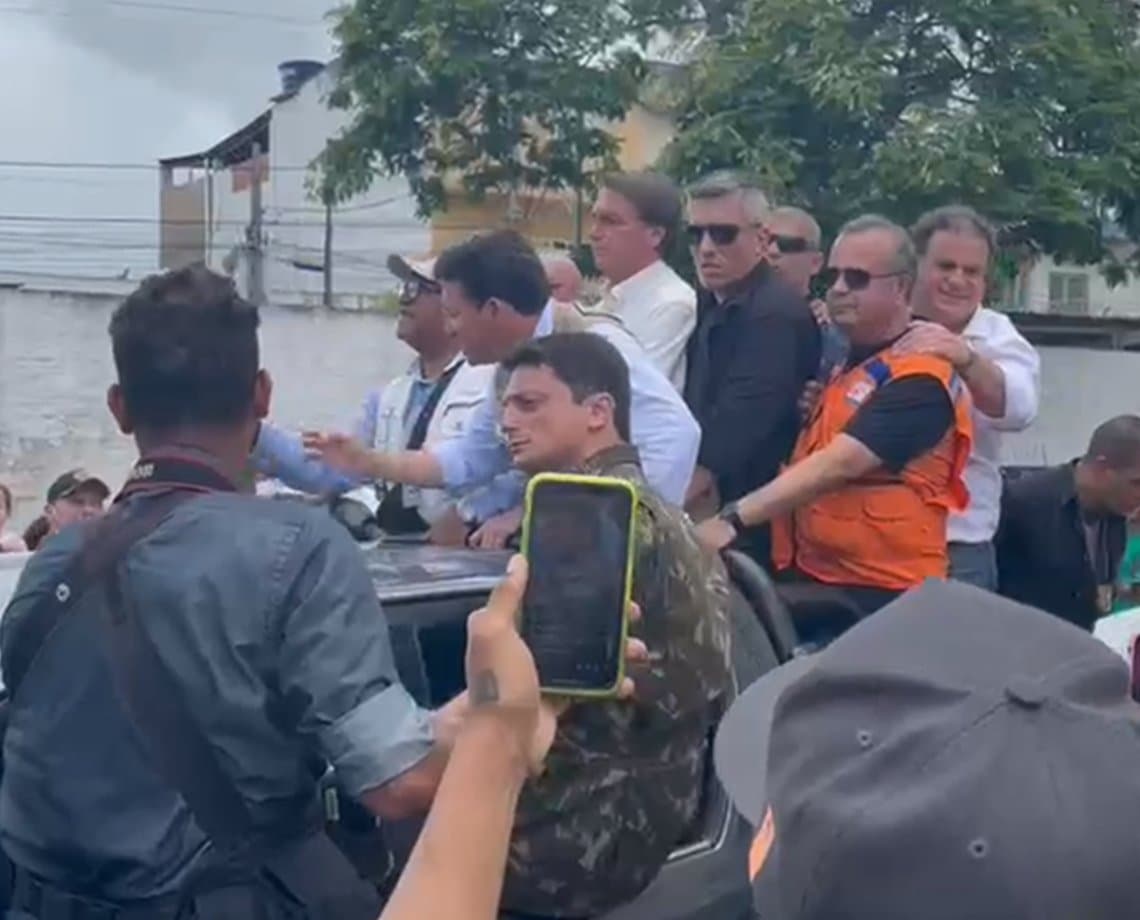 Em visita a Itamaraju, Bolsonaro é recepcionado por apoiadores e desfila em carro aberto; veja