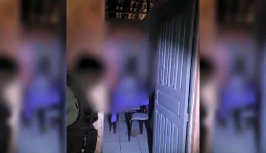 Imagem de Vídeo mostra PMs negociando com homem que mantinha a própria filha na mira de uma faca na Bahia; assista 