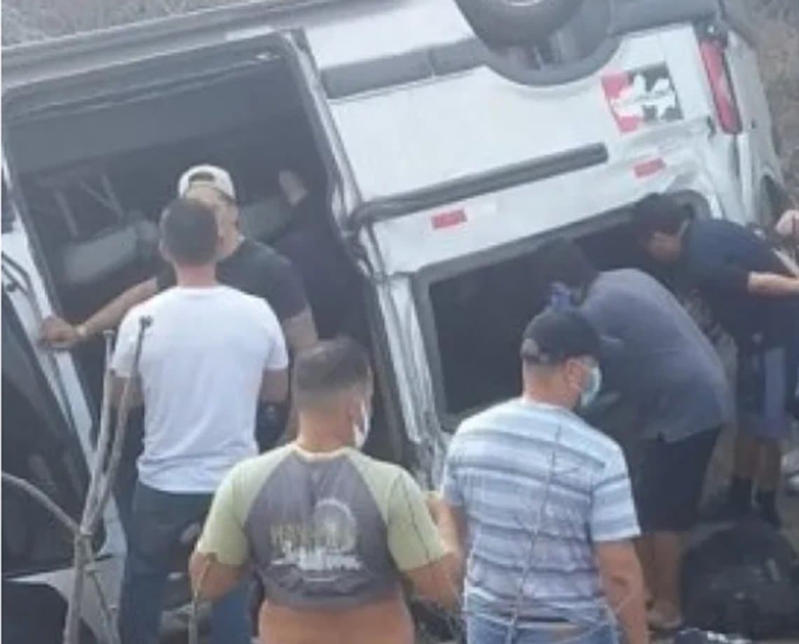 Van que transportava músicos da banda de Gusttavo Lima sofre acidente e capota na Paraíba