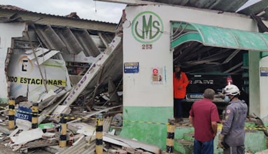 Imagem de Caminhonete desgovernada invade loja de tintas em Jacobina e deixa moradores feridos; assista