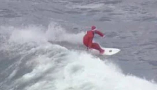 Imagem de Noel 'tirando onda': bom velhinho é visto surfando em praia do Rio de Janeiro; assista