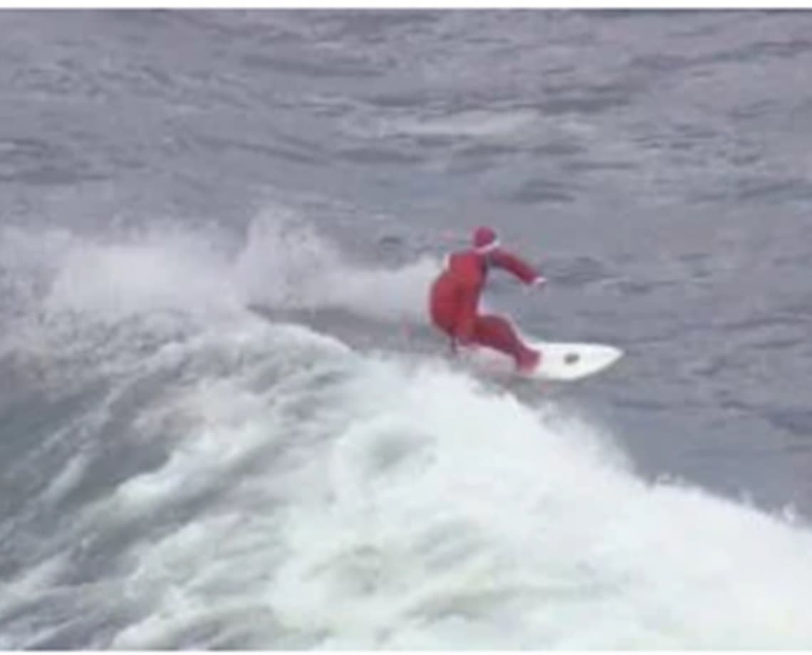 Noel 'tirando onda': bom velhinho é visto surfando em praia do Rio de Janeiro; assista