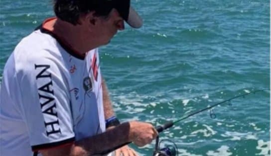 Imagem de "Mais de 16 mil desabrigados na Bahia e Bolsonaro publica foto pescando", reclama deputada