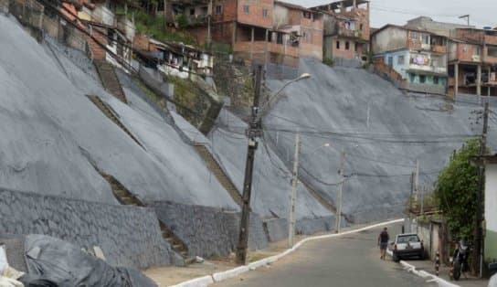 Imagem de "Ladeira do Cacau" recebe obra de contenção de encosta, em Salvador; há dois anos, moradores do local sofreram com deslizamentos