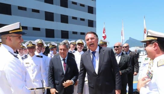 Imagem de Bolsonaro chega em Santa Catarina para curtir o Réveillon e internautas cobram nova visita às áreas alagadas da Bahia