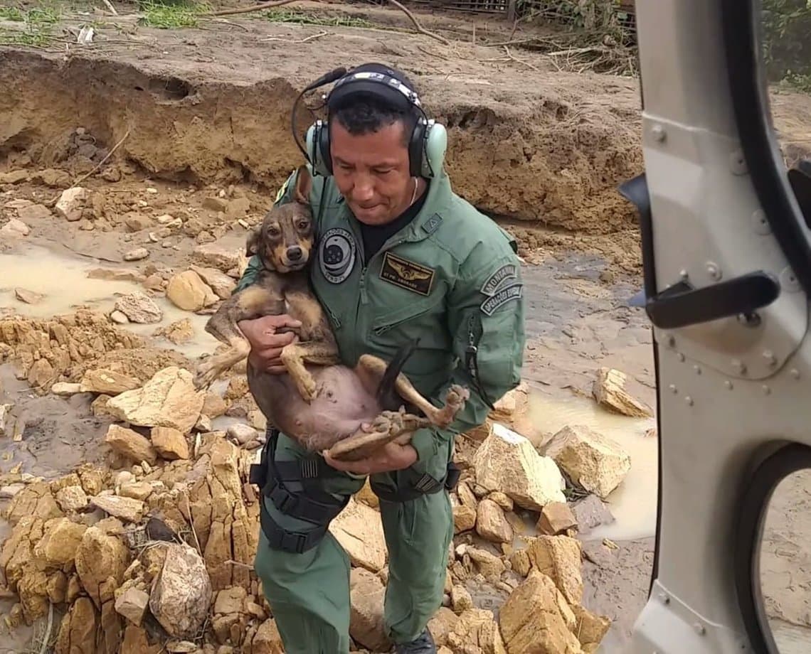 Oito pessoas e três cachorros são resgatados por helicóptero dos bombeiros após ficarem ilhados em Iguaí